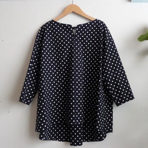窓辺のdot blouse