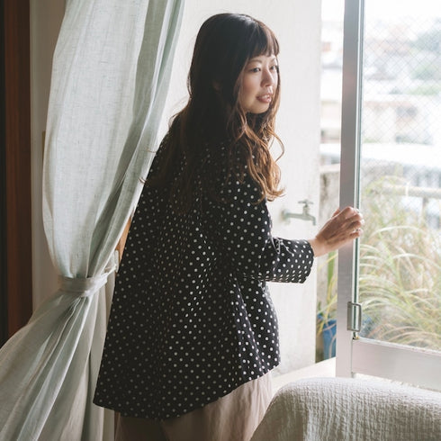 窓辺のdot blouse
