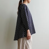 窓辺のdot blouse