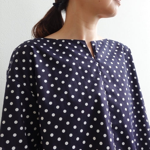 窓辺のdot blouse