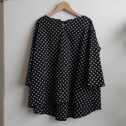 窓辺のdot blouse